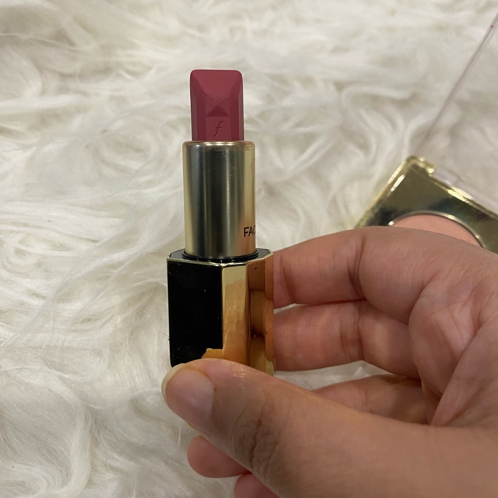 Faces Canada .benefit cosmetics lipstick and milani blush palette - Picture 3 of 9
